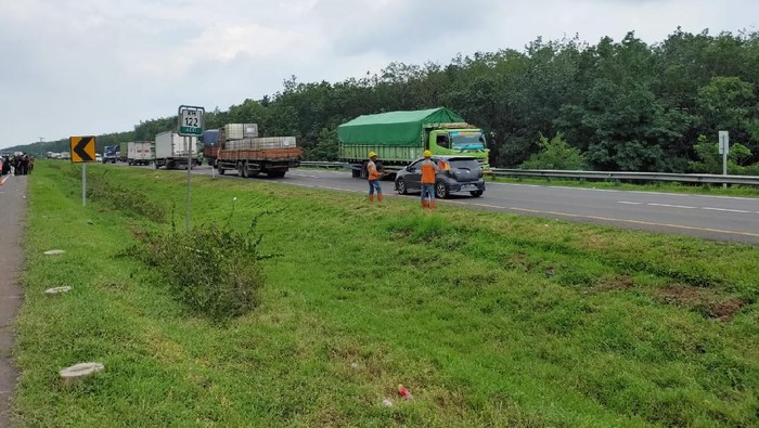 Contra flow di tol Cipali akibat jalan amblas