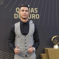 Urutan tiga adalah Cristiano Ronaldo. Selebriti dengan jumlah follower terbanyak hingga 273 juta ini mematok tarif USD 889 ribu atau sekitar Rp 12,8 miliar. Foto: Getty Images/Carlos Rodrigues