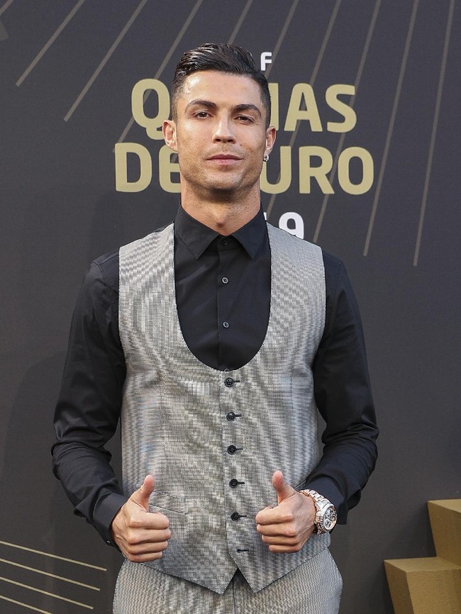 Urutan tiga adalah Cristiano Ronaldo. Selebriti dengan jumlah follower terbanyak hingga 273 juta ini mematok tarif USD 889 ribu atau sekitar Rp 12,8 miliar. Foto: Getty Images/Carlos Rodrigues