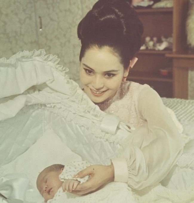 Ini adalah potret ketika Dewi Soekarno berusia 27 tahun. Saat Presiden Soekarno meninggal dunia pada 1970, ia dan putrinya harus hidup dalam pengasingan dan berpindah tempat dari Swiss hingga New York. Foto: Instagram/@dewisukarnoofficial