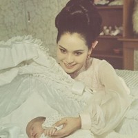 Ini adalah potret ketika Dewi Soekarno berusia 27 tahun. Saat Presiden Soekarno meninggal dunia pada 1970, ia dan putrinya harus hidup dalam pengasingan dan berpindah tempat dari Swiss hingga New York. Foto: Instagram/@dewisukarnoofficial