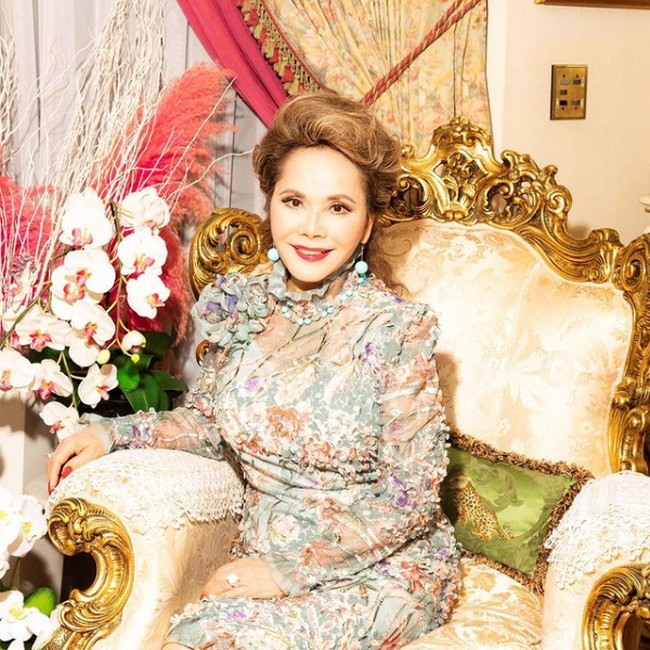 Ibu satu anak ini juga kerap kali berbusana stylish dan mengenakan makeup untuk menonjolkan kecantikannya. Foto: Instagram/@dewisukarnoofficial