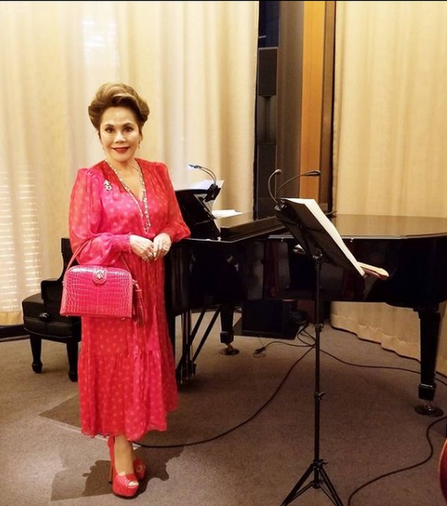 Di usia 81 tahun, Dewi Soekarno pun masih melakukan sederet aktivitas. Penampilannya juga stylish bak fashionista. Foto: Instagram/@dewisukarnoofficial