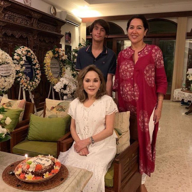 Kini di usia 81 tahun, kecantikannya tak juga pudar. Bahkan terlihat semakin bersahaja. Foto: Instagram/@dewisukarnoofficial