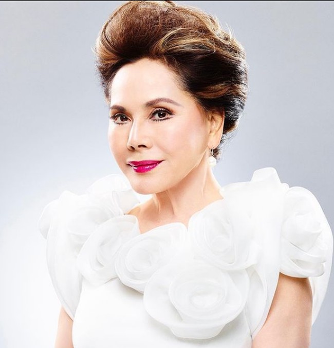 Dalam wawancara dengan Desi Anwar untuk CNN Indonesia, Dewi Soekarno pernah mengungkapkan salah satu cara agar awet muda adalah melakukan hal-hal yang menantang diri. Pada usia 70 tahun, dia pernah terjung payung hingga bungee jumping. Foto: Instagram/@dewisukarnoofficial