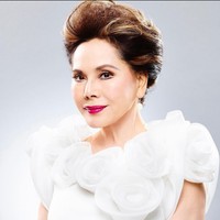 Dalam wawancara dengan Desi Anwar untuk CNN Indonesia, Dewi Soekarno pernah mengungkapkan salah satu cara agar awet muda adalah melakukan hal-hal yang menantang diri. Pada usia 70 tahun, dia pernah terjung payung hingga bungee jumping. Foto: Instagram/@dewisukarnoofficial