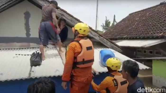Evakuasi banjir di Subang, Selasa (9/2/2021).