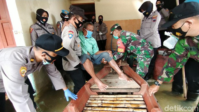 Evakuasi warga yang terdampak banjir Pati, Selasa (9/2/2021)