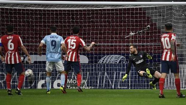 FBL-ESP-LIGA-ATLETICO-CELTA Atletico Madrid's Slovenian goalkeeper Jan Oblak (2ndR) concedes a goal during the Spanish league football match between Club Atletico de Madrid and RC Celta de Vigo at the Wanda Metropolitano stadium in Madrid on February 8, 2021. (Photo by PIERRE-PHILIPPE MARCOU / AFP)
