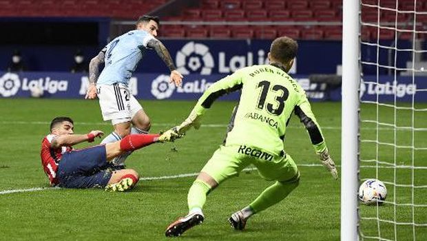 FBL-ESP-LIGA-ATLETICO-CELTA Atletico Madrid's Uruguayan forward Luis Suarez (L) scores a goal during the Spanish league football match between Club Atletico de Madrid and RC Celta de Vigo at the Wanda Metropolitano stadium in Madrid on February 8, 2021. (Photo by PIERRE-PHILIPPE MARCOU / AFP)