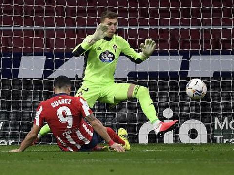 FBL-ESP-LIGA-ATLETICO-CELTA Atletico Madrid's Uruguayan forward Luis Suarez (L) scores a second goal during the Spanish league football match between Club Atletico de Madrid and RC Celta de Vigo at the Wanda Metropolitano stadium in Madrid on February 8, 2021. (Photo by PIERRE-PHILIPPE MARCOU / AFP)