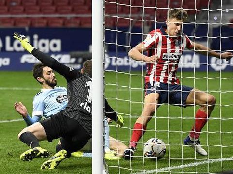 FBL-ESP-LIGA-ATLETICO-CELTA EDITORS NOTE: Graphic content / Celta Vigo's Argentine forward Facundo Ferreyra (L) scores a goal during the Spanish league football match between Club Atletico de Madrid and RC Celta de Vigo at the Wanda Metropolitano stadium in Madrid on February 8, 2021. (Photo by PIERRE-PHILIPPE MARCOU / AFP)