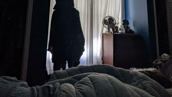 Mirip orang berdiri padahal tempat mantel. Foto: Bored Panda