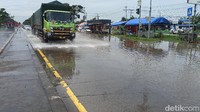 Ketinggian banjir di lokasi tersebut pada pukul 14.00 WIB tadi sekitar 30 cm.