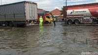 Terpantau arus lalu lintas di jalur Pantura Demak, di depan Polsek Sayung tersendat. Polisi yang berjaga dan mengatur arus lalu lintas memberlakukan contraflow.