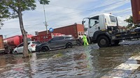 Sedangkan pantauan di jalur Pantura Semarang-Demak di Jalan Raya Onggorawe pada pukul 12.00 WIB tadi tergenang banjir sepanjang 50 meter, dengan ketinggian air mencapai 30 cm.