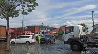 Seorang sopir truk bermuatan motor, Agus Riyanto (32), mengatakan dirinya terjebak macet di jalur Pantura Demak sejak dari Jalan Raya Onggorawe selama sekitar empat jam lamanya. Dia mengaku juga sempat menerobos banjir di Kudus.