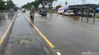 Seorang sopir lainnya yang mengendarai pikap, Aris Setiawan (21), mengaku terjebak antrean selama dua jam dari Lingkar Demak.