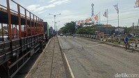Selanjutnya, sopir truk tronton bermuatan kertas, Dardi Januari (42) mengaku terjebak antrean kendaraan selama dua jam lebih. Sedangkan sebelumnya dia juga sudah menerobos banjir di Kudus.