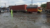 Pantauan detikcom di jalan Pantura, tepatnya di depan Polsek Sayung, banjir merendam kedua jalur baik dari arah Semarang maupun Demak sepanjang sekitar 500 meter.