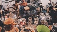 Tak hanya sekadar nongkrong, Gaga juga punya ketertarikan tersendiri soal kopi. Bahkan ia handal meracik kopi bak barista profesional. Foto: Instagram @gagamuhammad