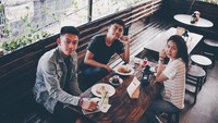 Nah, kalau yang satu ini adalah momen kulineran bersama dua temannya. Ada banyak menu yang ia pesan di sana, lengkap mulai dari makanan hingga minuman. Foto: Instagram @gagamuhammad