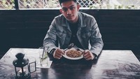 Salah satu menu yang dipesan adalah pasta. Nah, ini dia gaya Gaga Muhammad saat menikmati spaghetti khas Italia. Foto: Instagram @gagamuhammad