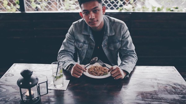 Gaya Mewah Gaga Muhammad saat Ngopi dan Makan Pasta