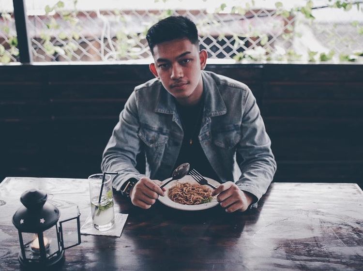 Gaya Mewah Gaga Muhammad saat Ngopi dan Makan Pasta