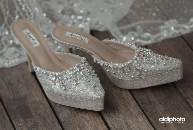 Selop akad Margin juga penuh dengan detail beading yang meninggalkan kesan glamor tanpa berlebihan. (Foto: Dok. Aldi Photography via Instagram/@marginw)