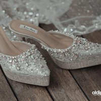 Selop akad Margin juga penuh dengan detail beading yang meninggalkan kesan glamor tanpa berlebihan. (Foto: Dok. Aldi Photography via Instagram/@marginw)