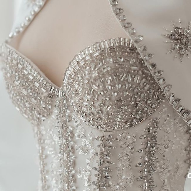 Di Instagram, Margin mengungkapkan bahwa gaun ini dibuat secara mendadak. Jadiii ini bener bener super dadakan bgt minta ka @askyfebrianti untuk bikinin gown ini, awalnya cuma untuk pengajian aja dan 2 minggu sebelum hari H lgsg chat ka asky mau bikin gown ini dan gak lama setelah itu lgsg fitting, Pokoknya serba dadakan bgt tapi ka asky bisa bikin secantik ini, terharu banget, tulisnya. (Foto: Dok. Aldi Photography via Instagram/@marginw)