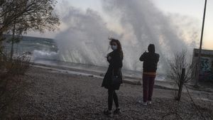 Gelombang Besar Hantam Pantai Yunani