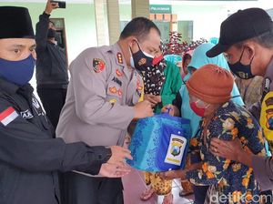 Pantau Erupsi Gunung Raung, Polisi Banyuwangi Bagikan Masker dan Sembako