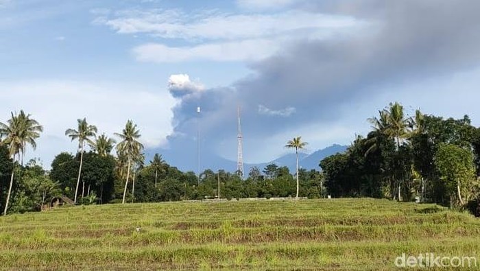 Suara gemuruh dari Gunung Raung mereda. Kondisi ini diduga akibat jalan keluar material vulkanik di dalam gunung setinggi 3.332 mdpl itu, sudah semakin lebar.
