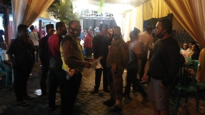 Petugas gabungan membubarkan hajatan yang digelar seorang warga Sidoarjo. Sebab, hajatan tersebut berskala besar dan tanpa izin.
