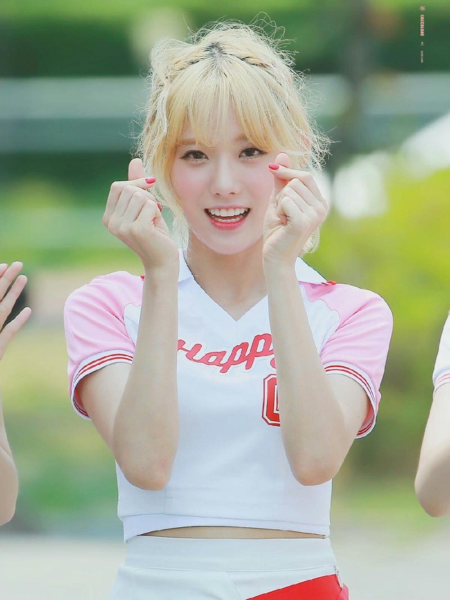 Luda Cosmic Girls’ menempati deretan Idol KPop wanita yang memiliki tubuh sempurna. Vokalis dan rapper Cosmic Girls’ ini terlihat ‘ideal’ di atas panggung dalam setiap outfit. Foto: Pinterest
