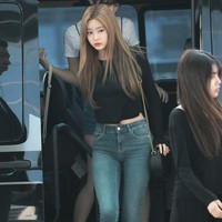 Rapper IZ*ONE ini dikenal hobi makan dan melahap makanan dalam satu suapan. Walau begitu, para member IZ*ONE menyebut Minju selalu bersemangat saat latihan. Ia bahkan masih berlatih menari saat member lain beristirahat. Foto: Pinterest