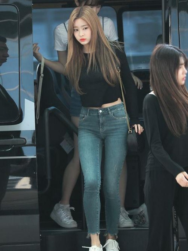 Rapper IZ*ONE ini dikenal hobi makan dan melahap makanan dalam satu suapan. Walau begitu, para member IZ*ONE menyebut Minju selalu bersemangat saat latihan. Ia bahkan masih berlatih menari saat member lain beristirahat. Foto: Pinterest