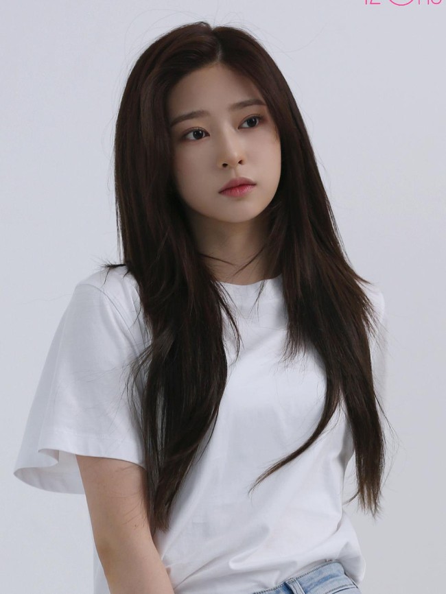 Minju IZ*ONE kerap diperbincangkan netizen Korea karena visualnya. Idol KPop wanita ini juga dinilai memiliki tubuh sempurna dengan tinggi badan 166 cm dengan berat badan 45 kg. Foto: Pinterest
