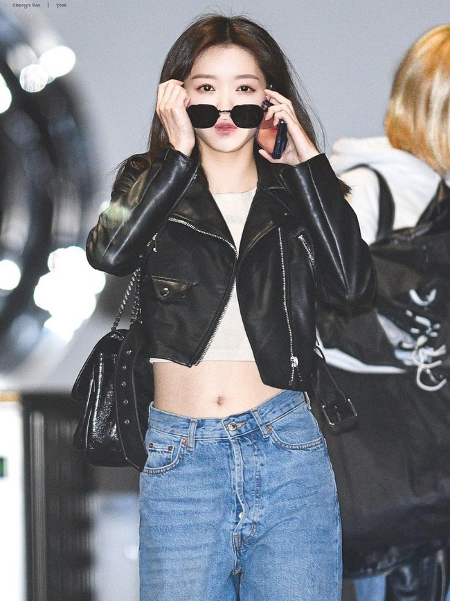 YooA Oh My Girl bikin netizen iri dengan postur tubuhnya. Dengan tinggi badan 161 cm dan berat badan 44 kg, YooA termasuk salah satu Idol KPop wanita dengan tubuh sempurna. Lingkar pinggang dan wajahnya juga berukuran kecil. Foto: Pinterest