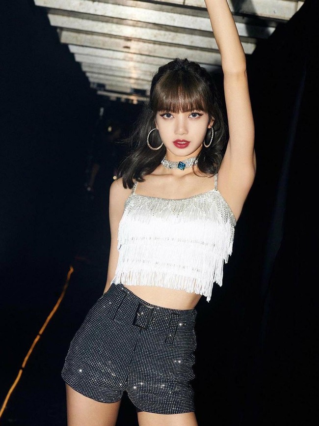 Lisa BLACKPINK merupakan salah satu Idol KPop wanita yang memiliki tubuh sempurna di mata netizen. Penari utama dan rapper BLACKPINK ini memiliki tinggi badan 166 cm dengan berat badan 45 kg. Foto: Pinterest
