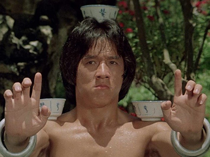Jackie Chan berperan sebagai Wong Fei-hung di film Drunken Master.