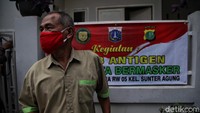 Gubernur DKI Jakarta Anies Baswedan mengatakan, 100.000 masker akan dibagian kepada warga Jakarta setiap hari.