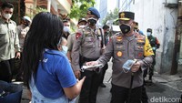 Anies mengatakan, kegiatan tersebut dilakukan untuk menyampaikan pesan kepada masyarakat agar terus bersinergi melawan penyebaran COVID-19 yang masih tinggi.
