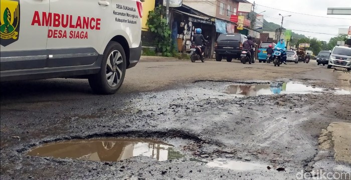 Jalan rusak di Sukabumi
