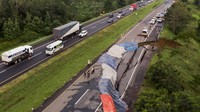 Foto udara jalan tol ambles di ruas tol Cikopo-Palimanan (Cipali) KM 122, Kabupaten Indramayu, Jawa Barat, Selasa (9/2/2021). Petugas langsung berlakukan contraflow untuk arus kendaraan.