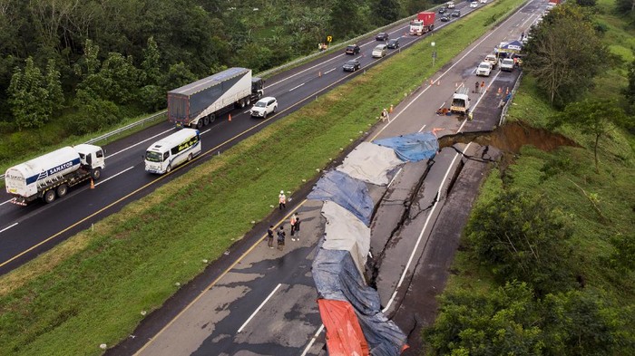 Foto udara jalan tol ambles di ruas tol Cikopo-Palimanan (Cipali) KM 122, Kabupaten Indramayu, Jawa Barat, Rabu (9/2/2021). Jalan tol Cipali KM 122 ambles pada hari Selasa (9/2) pukul 03.00 dini hari dan mengakibatkan penutupan satu jalur arah Cirebon-Jakarta. ANTARA FOTO/M Agung Rajasa/hp.