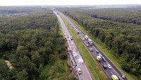 Jalan tol Cipali KM 122 ambles pada hari Selasa (9/2) pukul 03.00 dini hari dan mengakibatkan penutupan satu jalur arah Cirebon-Jakarta.