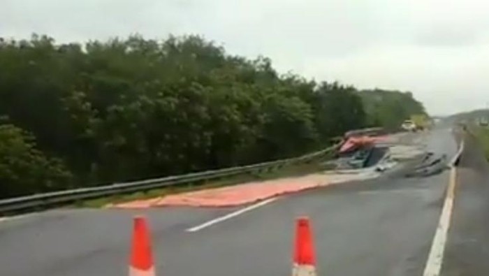 Jalan Tol Cipati KM22 perbatasan Indramayu-Subang mengalami ambles